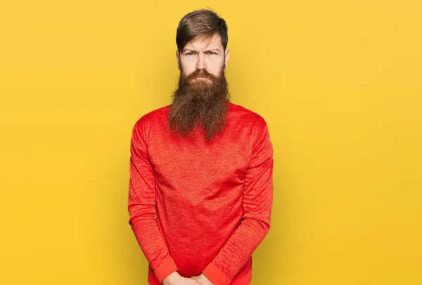 Рыжеволосый Мужчина Длинной Бородой Носит Повседневную Одежду Скептически Нервно Хмурясь — стоковое фото