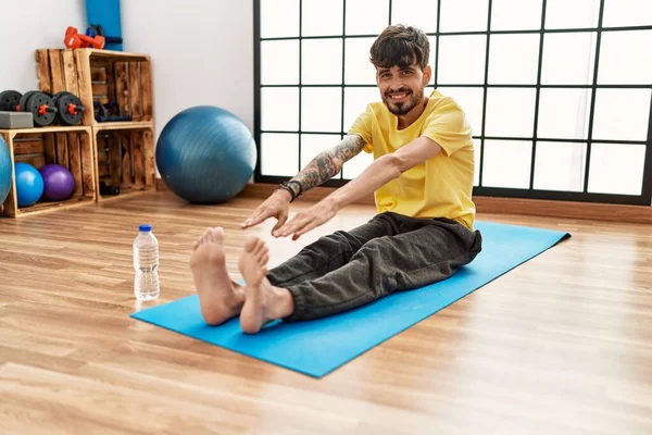 Jonge Spaanse Man Lacht Zelfverzekerd Stretching Bij Sportcentrum — Stockfoto