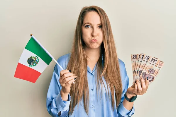 Joven Rubia Sosteniendo Bandera Mexicana Billetes Mexicanos Soplando Mejillas Con —  Fotos de Stock