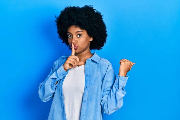 Genç Afro Amerikalı Kadın Günlük Kıyafetler Giyip Sessiz Olmak Istiyor — Stok fotoğraf