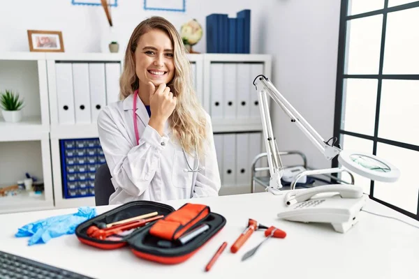 Jovem Mulher Médica Bonita Com Martelo Reflexo Instrumentos Médicos Olhando — Fotografia de Stock