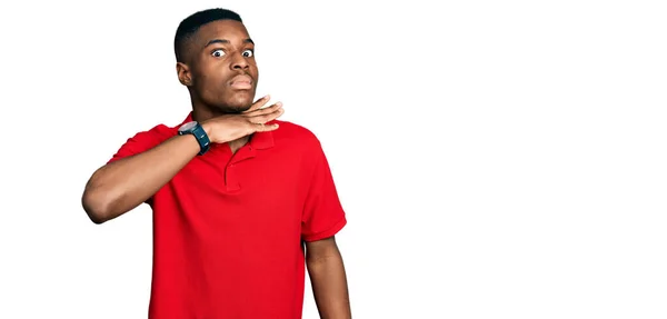 若いアフリカ系アメリカ人の男はナイフで喉を切るカジュアルな赤いTシャツを着て激怒暴力で侵略を脅かす — ストック写真
