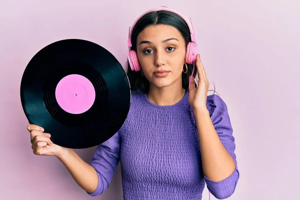 Jonge Latijns Amerikaanse Vrouw Met Een Koptelefoon Met Vinyl Disc — Stockfoto