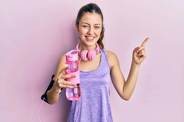 Junge Brünette Frau Sportbekleidung Trinkt Eine Flasche Wasser Und Lächelt — Stockfoto