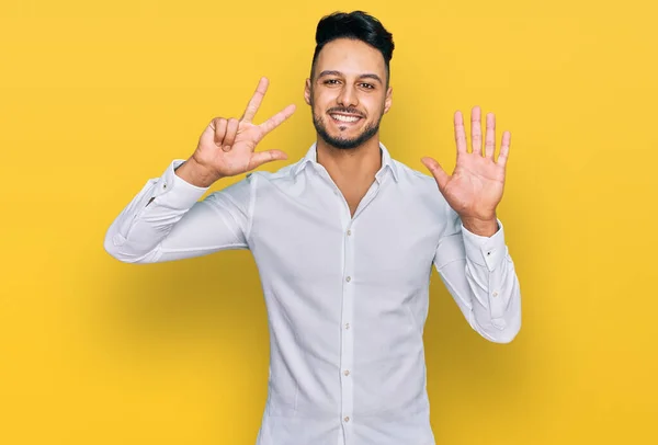 Genç Arap Adam Gündelik Giysiler Giyer Sekiz Numaralı Parmaklarıyla Işaret — Stok fotoğraf