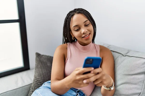 Genç Afro Amerikan Kadın Evde Akıllı Telefon Kullanarak Kendine Güvenerek — Stok fotoğraf