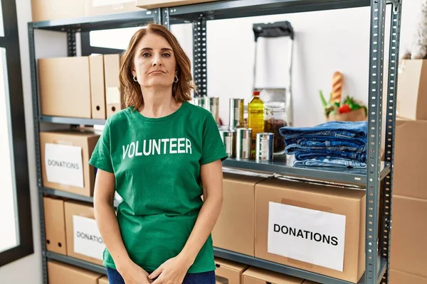 Middle Age Woman Wearing Volunteer Shirt Donations Stand Serious Expression — Stock Photo, Image