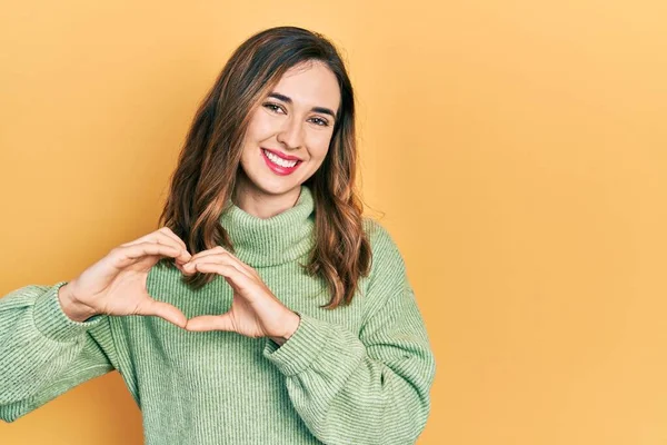 Chica Hispana Joven Con Ropa Casual Sonriendo Amor Mostrando Símbolo — Foto de Stock