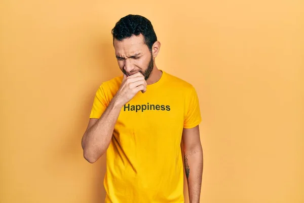 Hispanischer Mann Mit Bart Trägt Shirt Mit Glückwunschbotschaft Und Husten — Stockfoto
