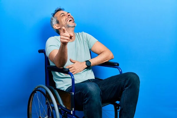 Bonito Homem Meia Idade Com Cabelos Grisalhos Sentado Cadeira Rodas — Fotografia de Stock