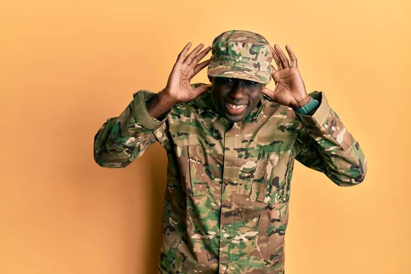 Fiatal Afro Amerikai Férfi Katonai Egyenruhában Aki Mindkét Kezét Fülgesztusokra — Stock Fotó