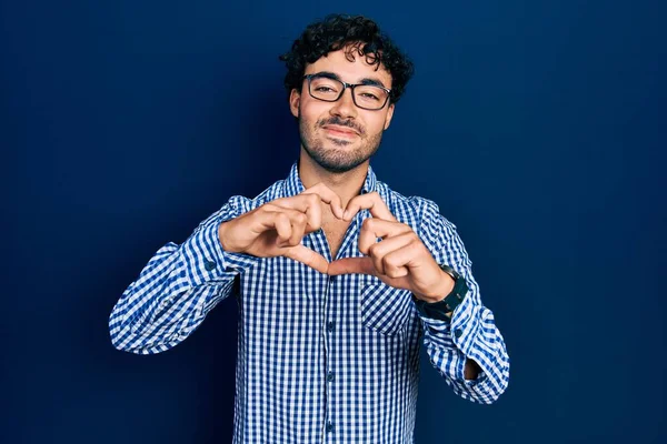 Joven Hombre Hispano Vistiendo Ropa Casual Gafas Sonriendo Amor Haciendo —  Fotos de Stock