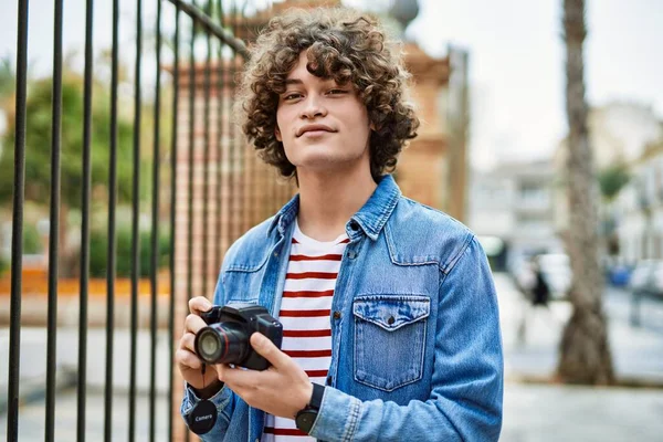 年轻的他的惊慌失措的男人在城市使用摄影相机 — 图库照片