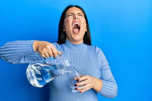 Mulher Morena Bonita Derramando Água Vidro Irritado Louco Gritando Frustrado — Fotografia de Stock