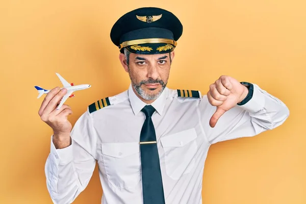 Schöner Mann Mittleren Alters Mit Grauen Haaren Flugzeugpilotenuniform Spielzeugflugzeug Mit — Stockfoto