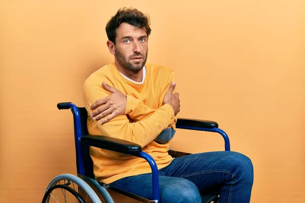 Schöner Mann Mit Bart Der Rollstuhl Sitzt Zittert Und Friert — Stockfoto