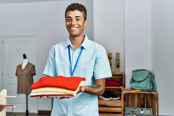 Jonge Spaanse Man Werkt Als Winkelassistent Detailhandel — Stockfoto