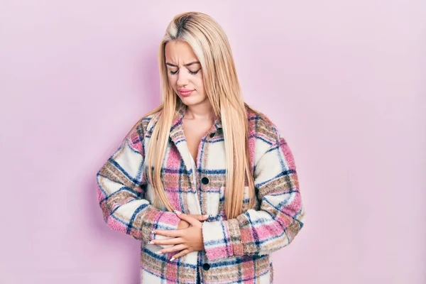 Ung Blond Flicka Bär Casual Kläder Med Handen Magen Eftersom — Stockfoto