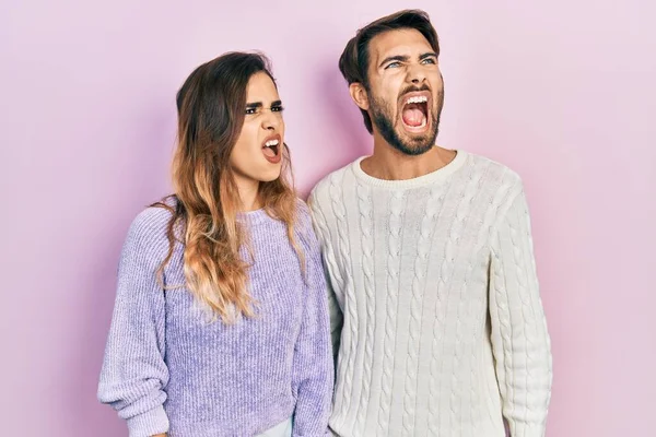 Junges Hispanisches Paar Lässiger Kleidung Wütend Und Verrückt Schreiend Frustriert — Stockfoto