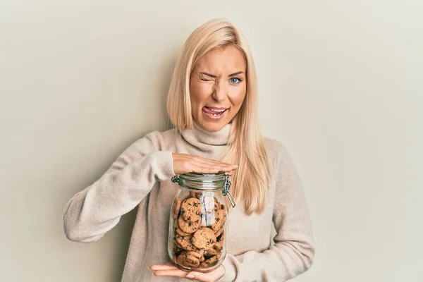 Ung Blond Kvinna Som Håller Burk Med Choklad Chips Cookies — Stockfoto
