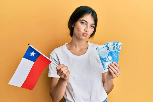 Joven Mujer Caucásica Sosteniendo Bandera Chile Billetes Chilenos Mirando Cámara —  Fotos de Stock