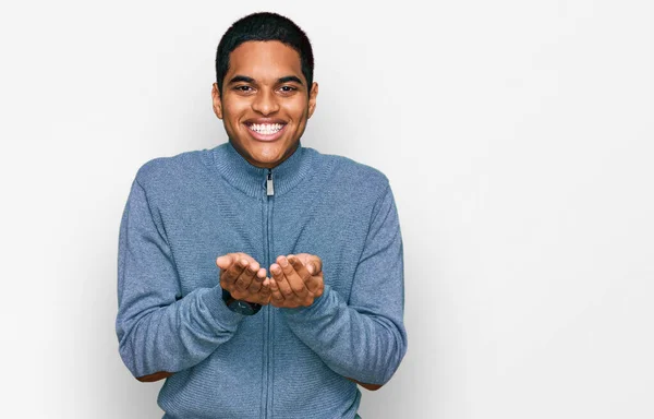 Joven Hombre Hispano Guapo Usando Sudadera Casual Sonriendo Con Las — Foto de Stock