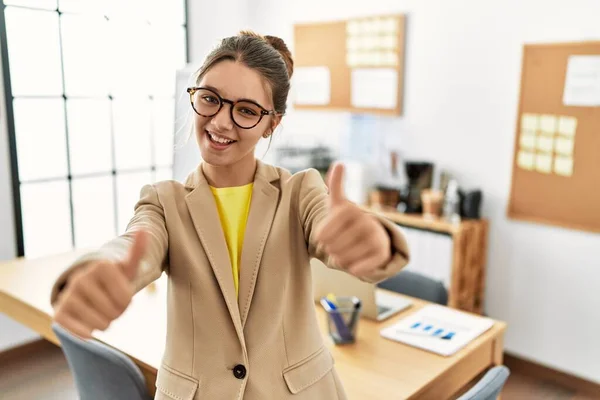 사무실에서 스타일의 소녀가 손으로 적극적 행동을 승인하면서 손으로는 웃음을 성공하기를 — 스톡 사진