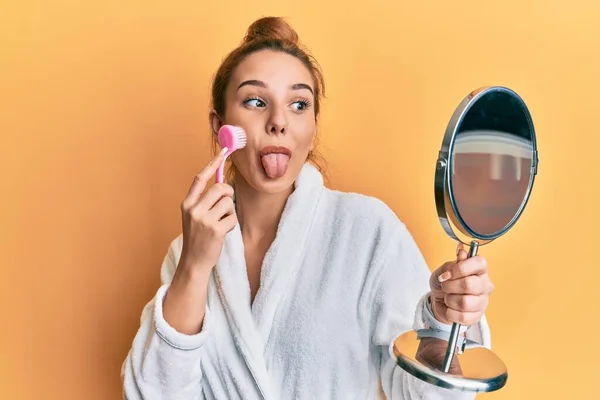 Joven Mujer Rubia Vistiendo Bata Sosteniendo Cepillo Removedor Maquillaje Sacando — Foto de Stock