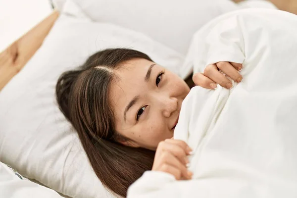 Ung Kinesisk Flicka Som Täcker Med Lakan Liggande Sängen Sovrummet — Stockfoto