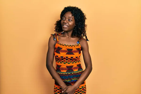 Ung Afrikansk Amerikansk Kvinna Bär Traditionella Afrikanska Kläder Tittar Bort — Stockfoto