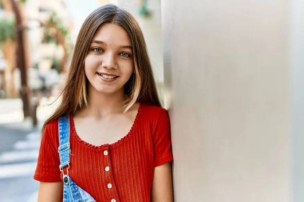 Vit Tonåring Flicka Ler Lycklig Stående Vid Staden — Stockfoto