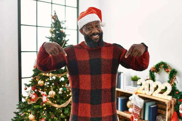 African American Man Wearing Santa Claus Hat Standing Christmas Tree — стоковое фото