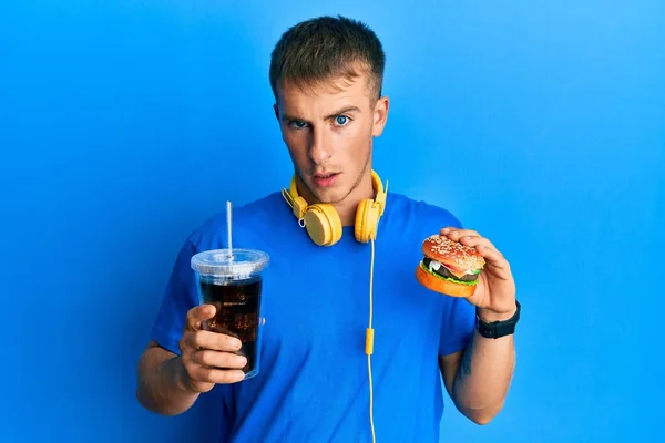 Jeune Homme Caucasien Mangeant Délicieux Hamburger Classique Soda Dans Visage — Photo
