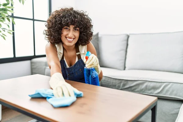 Orta Doğulu Genç Bir Kadın Gülümsüyor Evdeki Temizlik Masası — Stok fotoğraf