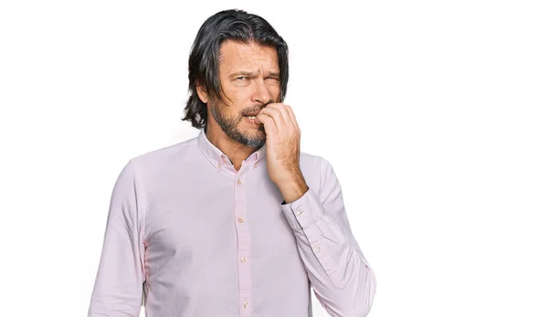 中年のハンサムな男がビジネスシャツを着て口の爪をかむ上で手でストレスと緊張を見て 不安の問題 — ストック写真