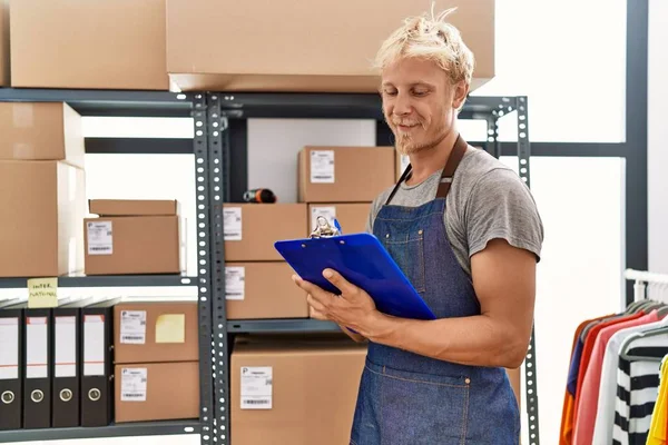 Jonge Kaukasische Man Glimlachend Zelfverzekerd Schrijven Klembord Magazijn — Stockfoto