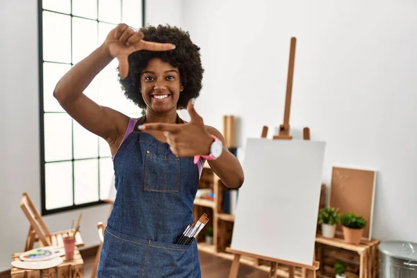 Young African American Woman Afro Hair Art Studio Smiling Making — Stock Photo, Image