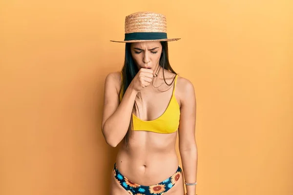 Fiatal Spanyol Visel Bikini Nyári Kalap Rossz Közérzet Köhögés Tüneteként — Stock Fotó
