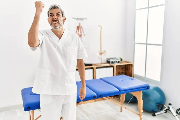 Mellanåldern Hispanic Terapeut Man Arbetar Smärta Återhämtning Klinik Arg Och — Stockfoto