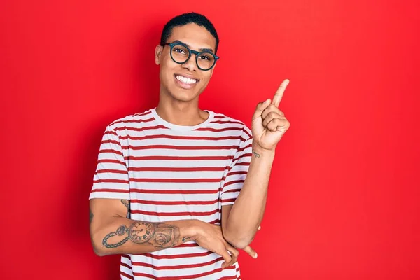 Jovem Afro Americano Vestindo Roupas Casuais Óculos Sorrindo Feliz Apontando — Fotografia de Stock