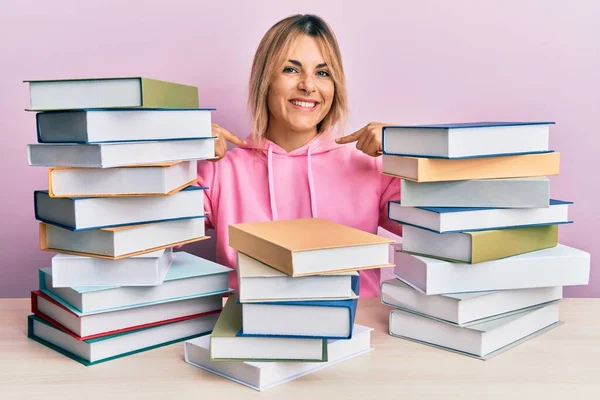 Mujer Caucásica Joven Sentada Mesa Con Libros Que Miran Confiados — Foto de Stock