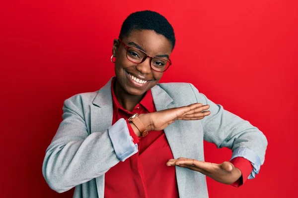 Молодая Африканская Американка Деловой Куртке Очках Жестикулирует Руками Показывая Большой — стоковое фото