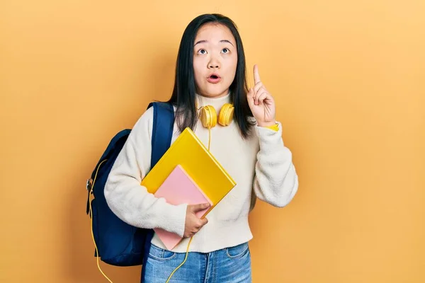 Menina Chinesa Jovem Segurando Mochila Estudantil Livros Espantados Surpresos Olhando — Fotografia de Stock