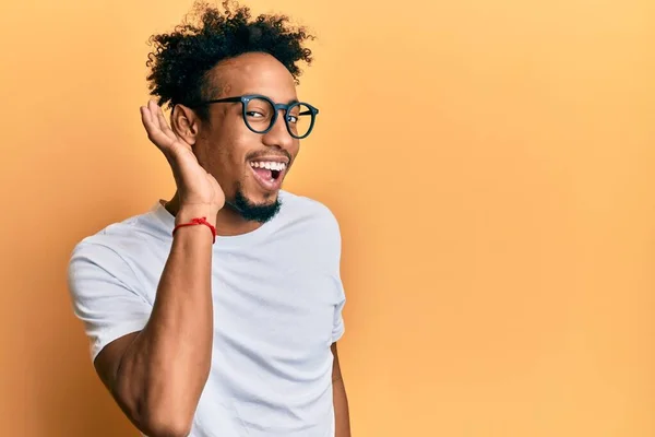 Ung Afrikansk Amerikan Med Skägg Avslappnad Vit Shirt Och Glasögon — Stockfoto
