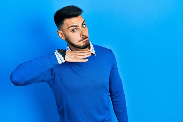 Jonge Spaanse Man Met Baard Die Casual Blauwe Trui Draagt — Stockfoto