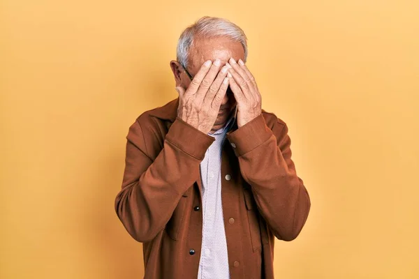 Uomo Anziano Con Capelli Grigi Indossa Giacca Casual Occhiali Con — Foto Stock