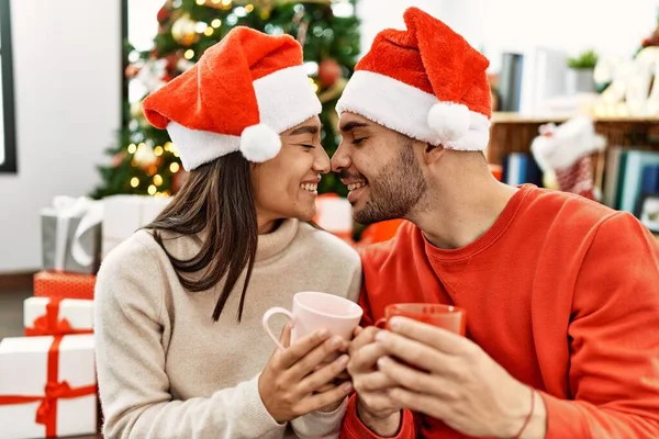 Joven Pareja Hispana Sonriendo Feliz Bebiendo Una Taza Café Sentada —  Fotos de Stock