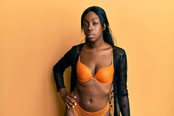 Νεαρή Αφροαμερικανή Που Στέκεται Φορώντας Σέξι Εσώρουχα Και Ποζάρει Σοβαρό — Φωτογραφία Αρχείου