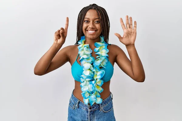 Ung Afrikansk Amerikansk Kvinna Med Flätor Bikini Och Hawaiian Lei — Stockfoto
