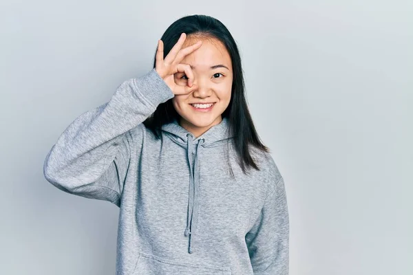 Mladý Číňan Dívka Sobě Ležérní Oblečení Úsměvem Šťastný Dělá Znamení — Stock fotografie